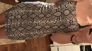 Klänning - Tajt klänning i ormprint