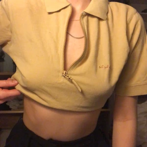 Gul piké  - På första bilden visar jag hur man kan vika upp/klippa om man vill. Den riktiga längden ser ni på de andra bilderna. Köpt secondhand men är i gott skick!