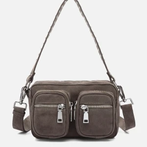 Väska  - Säljer min noella väska använd två gånger mer bilder kom privat 