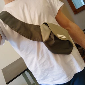 Reebok - Unik, snygg!, Axelväska från Reebook. Second hand nån gång. Passar ha mobilen, nycklar, brillor, det nödvändiga! 