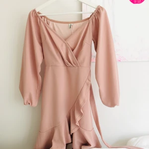 Nelly klänning xs  - En söt, rosa klänning i storlek 34/xs från Nelly. Har inte använd innan. 