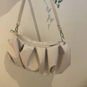 Beige väska  - Superfin beige axelväska med silverdetaljer🎀 Rymlig så man får plats med mycket saker. Använd fåtal gånger så säljer för 50kr + frakt❤️‍🔥