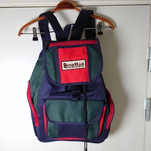 Vintageryggsäck - Äldre ryggsäck, är i nyskick förutom insidan på locket på ett mindre fack, se sista bilden🌱