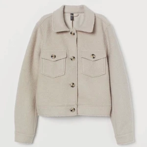 Kort kappa - Super fin kappa från hm perfekt nu till våren som är helt slutsåld och inte fins i butik. Kom privat för fler bilder!🙌🙌💘💘💘