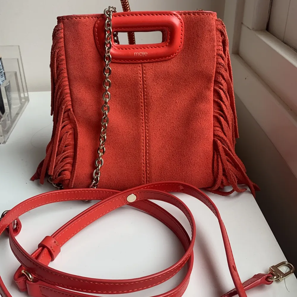 Kikar intresset på min Maje väska i minsta modellen. Fint skick dock lite missfärgad på baksidan men inget som märks vid användning💞 Bara att skriva om frågor eller fler bilder🤝 Båda banden och dustbag medföljer. Laukut & Käsilaukut.