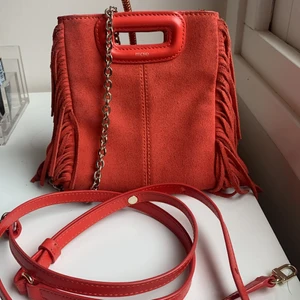 Maje väska mini - Kikar intresset på min Maje väska i minsta modellen. Fint skick dock lite missfärgad på baksidan men inget som märks vid användning💞 Bara att skriva om frågor eller fler bilder🤝 Båda banden och dustbag medföljer