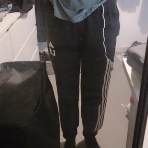 Adidas byxor - Mjukisbyxor adidas storlek L