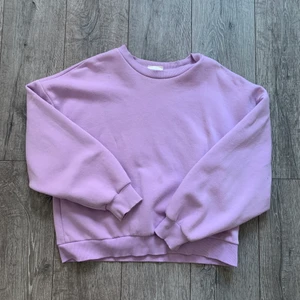 Sweatshirt  - Säljer min superfina sweatshirt från GinaTricot i storlek L! Den är i mycket bra kvalité och har en fin sommarfärg. Den har en liten fläck på framsidan som man ser på första bilden men inget synligt. Säljer för 120kr + frakt! 😇