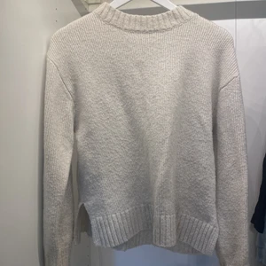 Stickad tröja  - Jättefin stickad tröja, ganska använd men ganska bra skick.  