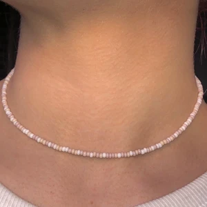 Halsband - 🖤Handgjort halsband 35cm långt                                    ⚪️Gjort av seed bead pärlor i glas                                    💸kostar 35kr+frakt                                                      💚5kr skänks till Suicide Zero                                      📦 Frakten ligger på 13kr                                             👥Kan mötas upp vid rimligt avstånd                                      💬Bara att skriva om du har frågor