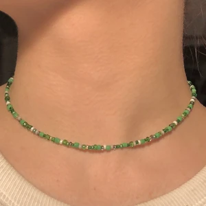Halsband - 🖤Handgjort halsband 36cm långt                                    ⚪️Gjort av seed bead pärlor i glas                                    💸kostar 35kr+frakt                                                      💚5kr skänks till Suicide Zero                                      📦 Frakten ligger på 13kr                                             👥Kan mötas upp vid rimligt avstånd                                      💬Bara att skriva om du har frågor