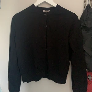 Kofta ifrån hm - Säljer en jättefin kofta ifrån hm, den är i bra skick bortsett från att den är pytte lite nopprig vilket går att ta bort 💕 den är i storlek M men passar mindre, kom privat för fler frågor.