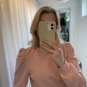 Rosa sweatshirt med puffärm