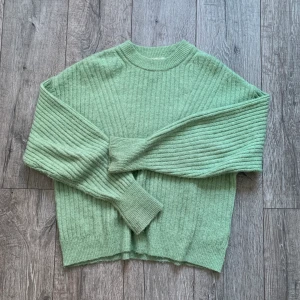 Sweatshirt  - Säljer min sköna sweatshirt från H&M i storlek S! Har bara använt plagget ett fåtal gånger så på så vis är den i mycket bra kvalité. Säljer för 100kr + frakt!😇