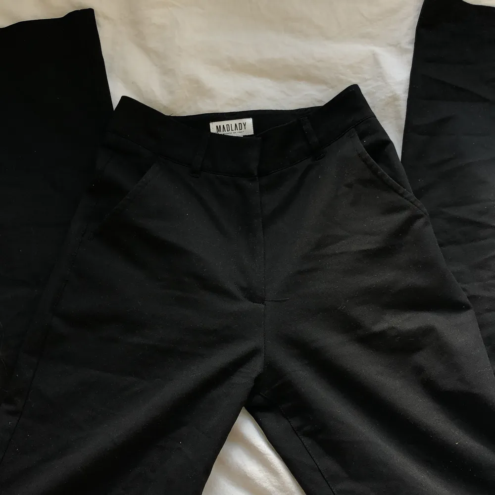 Svarta kostymbyxor från Madlady i storlek L34 EU32 super bekväma och sköna i tyget! Långa och bra för mig som är 173,5 cm lång. Säljer då är för små. Köparen står för frakten!💓. Jeans & Byxor.
