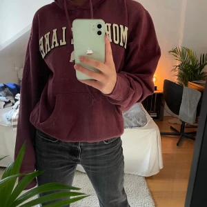 hoodie - säljer min vinröda hoodie som tyvärr inte kommer till användning längre💛