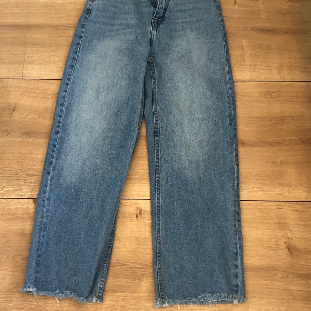 Säljer nu mina fina mom jeans från lager 157 som jag aldrig har fått användning utav. Köparen står för frakten💘💘. Jeans & Byxor.
