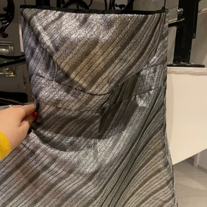 Silver kläning  - Superfin vintage-2000s klänning i silver. kort pch söt med ränder. Knappast använd❤️😍