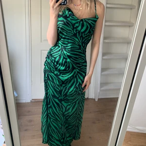 SÅ DRÖMMIG SATINKLÄNNING🦓💚 - SÅ DRÖMMIG SATINKLÄNNING🦓💚 från Nelly 