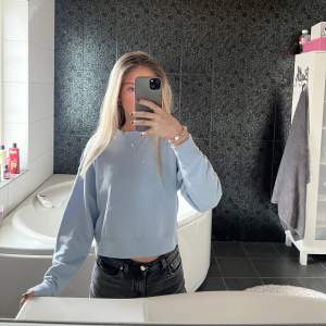 säljer denna fina croppade, blåa, sweatshirt från pull & bear pga att den inte kommer till användning🤩🤩 bra skick, använd fåtal gånger💘 hör av er vid frågor❤️‍🔥❤️‍🔥