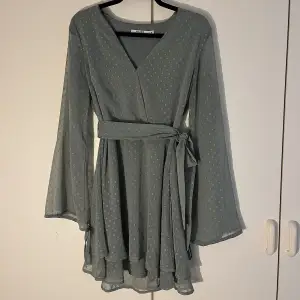 Superfin grön/blå klänning från NAKD i storlek 38💙 Den har ett band vid midjan som man kan knyta, men det kan även tas bort! Kontakta mig för mer bilder eller info🫶🏼