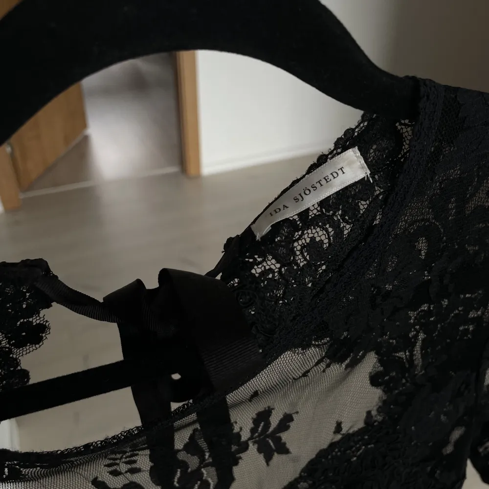 Super fin svart spets Ida Sjöstedt klänning med en öppen rygg. Perfekt till mösspptagningen eller liknande. Som nytt skick nypris 3699kr. Klänningar.