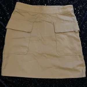 beige kjol  - snygg beige kjol med fickor, knappt använd, sitter väldigt bra och är extra bra pga fickorna 