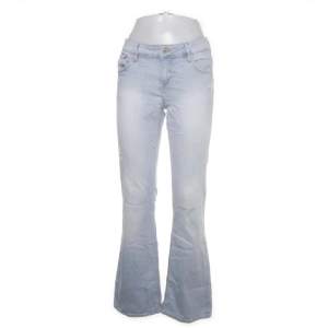As snygga jeans med låg midja köpta på sellpy😍Inga synliga defekter men på insidan runt midjan är det små hål som man ser på tredje bilden🌸