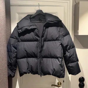 Puffer Jacket  - Magisk pufferjacket ifrån COS. Nyskick. 
