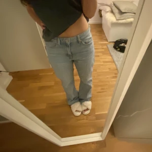 Weekday jeans  - Mid/low waist jeans från weekday. Använda en gång så är i mycket bra skick!   