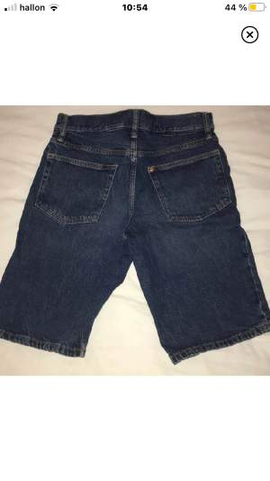 Ett par helt nya jeans shorts från H&M herr som jag aldrig använt. Säljer pga att de är lite för små för mig. Köparen står för frakten💗💗