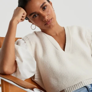 Väst - En fin stickad väst från Gina tricot. Använd 2 gg❤️‍🔥👌🏼 Storlek M men sitter bra på mig som har S