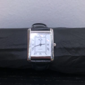 Vintage klocka - Hej! Säljer denna svarta vintageklocka, då jag inte har någon användning för den längre. Den är i mycket bra skick, hör gärna av dig vid intresse!😁