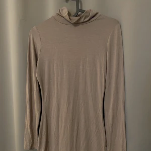 Figursydd klänning - En jättefin figursydd klänning med krage.