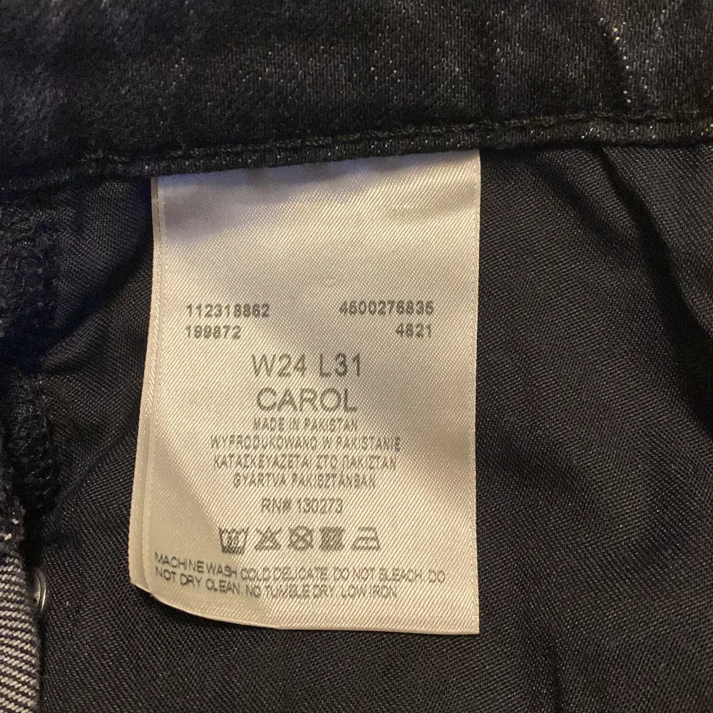 Säljer dessa jeansen då de har blivit för korta för mig som är ca 161. Köpta för 1000kr och är i nyskick.. Jeans & Byxor.