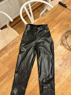 Skinnbyxor  - Svarta skinnbyxor med räfflad därbak