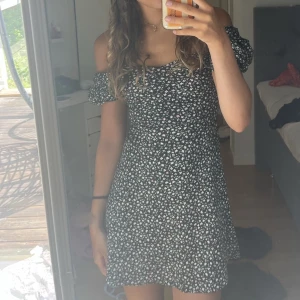 Klänning  - Super söt klänning från hm! Storlek xxs men skulle mer säga xs! Köpare står för frakt💕
