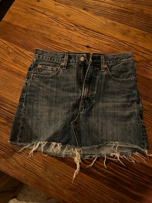 Levis jeanskjol - Jättefin jeanskjol från Levis Strl 26