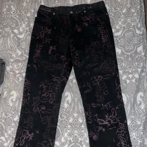 Graffiti lågmidjade jeans - Klaymac lågmidjade jeans med graffiti. Vet inte storleken men skulle gissa på 36/38. Knappt använda, fint skick. Jag är 170cm lång. Köparen står för frakten.