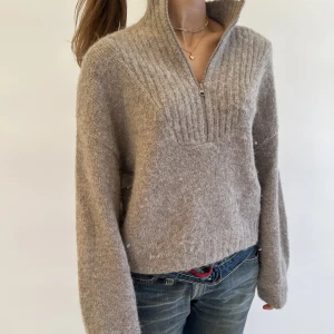 Stickad tröja - Jättenajs och mysigt stickad tröja i en mörkbeige/brun/grå färg, med en hög krage och dragkedja!