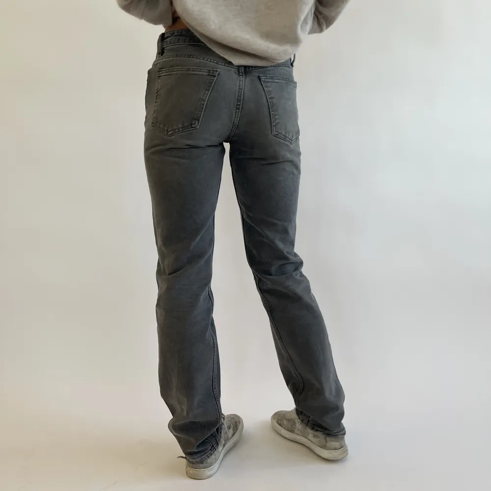 Skitsnygga trendiga mellanmidjade jeans från zara i en grå färg. Finns ej att köpa på zara längre!. Jeans & Byxor.