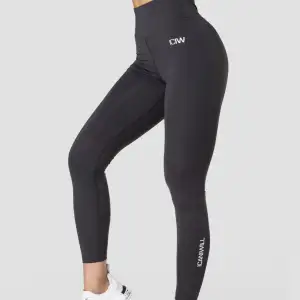 Tights med scrunch detalj från iciw. Storlek xs, helt nya, använda Max 2 ggr.  Nypris 699kr