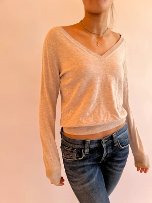 Tröja - Beige tunt stickad tröja med v-ringning! 