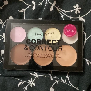 Color correct & contour - En palett som har färgkorrigering och contour. Har använt en gång. Köparen står för frakten ❤️