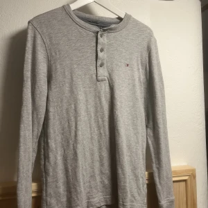 Två hilfiger tröjor  - Båda är knappt använda ! En för 150 båda för 250