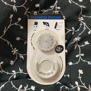 Popsocket med tillbehör - En riktig fin popsocket till telefon med en hållare som man kan använda i bilen. Köparen står för frakten ❤️