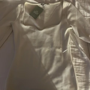 Toppar  - Så fin topp från hm Endast testat, så är i fin skick! Prislappen kvar, säljer för att den inte kommer till användning