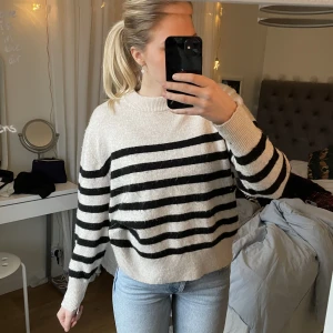 Stickad tröja - Stickad tröja som är randig, köpt på HM💕💕