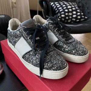 Valentino skor - Dags att sälja mina fina valentino skor i bra skick! Har tappat två nitar där bak men inget man märker av!❤️TRYCK INTE KÖP DIREKT