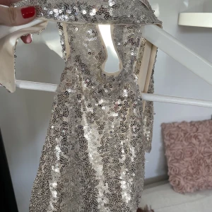 Fest topp - Jättefin topp som passar till fest och finare tillfällen! Aldrig använd så är så gott som ny! Knyte i ryggen så man visar mycket rygg✨